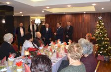 Zdjęcie z Wigilii, przedstawiciele Powiatu stoją przed zebranymi