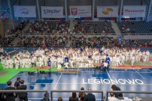 Judocy w Arenie Legionowo, liczna grupa, foto z daleka