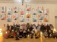 Na zdjęciu grupa uczniów w holu teatru