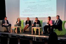 Paneliści Forum siedzący na fotelach podczas dyskusji.