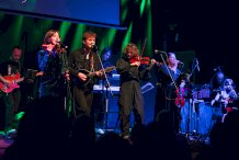 Grupa muzyków - wokalisci i instrumentaliści - na scenie w legionowskim ratuszu.