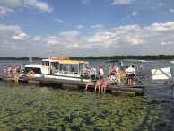 Zdjęcie statku wycieczkowego przy molo w Serocku