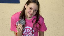 Na zdjęciu zawodniczka Antonina Pietuch w różowej koszulce i medalami w ręku