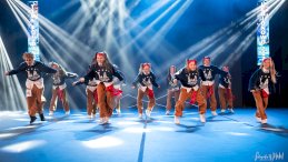 na zdjęciu uczestniczki turnieju tańczą na scenie, ubrane na sportowo