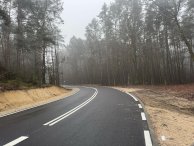Fragment lsnej drogi w gminie Nieporęt z nowa nawierzchnią asfaltową.