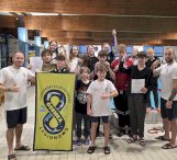 Zdjęcie grupowe zawodnków klubu UKP „Ósemka" Legionowo wraz z trenerami