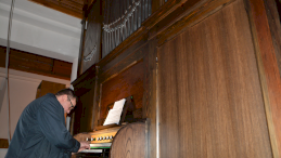 Na zdjęciu widoczny jest grający na kościelnych organach Jan Bokszczanin