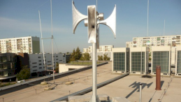 Na zdjęciu widać syreny zainstalowane na słupie