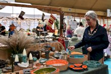 Stoisko ceramiki na targowisku