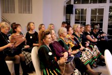 Na zdjęciu uczestnicy wydarzenia siedzący na krzesłach