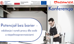 Na zdjęciu po prawej stronie mężczyzna nalewający z automatu kawę, po lewej stronie na białym tle duży tyuł konferencji