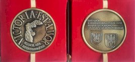 Na zdjęciu awers i rewers medalu Przyjaciel Osób z Niepełnosprawnościami. Medal w kolorze starego złota na czerwonym, aksamitnym tle.