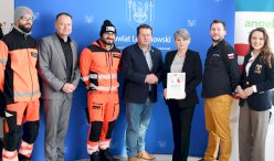 Na zdjęciu odznaczenii nagrodą, w tym dyrektor NZOZ Legionowo, starosta legionowski, członek zarządu oraz ratownicy