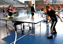 rozgrywki w tenisie na hali sportowej