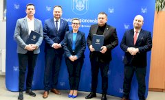 Na zdjęciu od lewej stoją właściciel G&G PROJEKT Paweł Golc, członek Zarządu Powiatu Marcin Fabisiak, dyrektor PZSP w Legionowie Katarzyna Jóźwik-Kaliszewska, starosta legionowski Roman Smogorzewski oraz wicestarosta legionowski Konrad Michalski