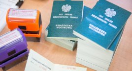 Na zdjęciu książeczki wojskowe i pieczątki