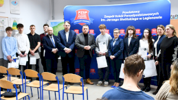 Na zdjęciu widać jak stoją w rzędzie laureaci ogólnopowiatowego konkursu historycznego oraz przedstawiciele szkoły i członkowie Zarządu Powiatu Legionowskiego