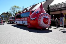 Krwiobus w tle ludzie