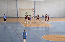Zdjęcie szczypiornistek na hali sportowej, szeroki widok z góry