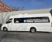 Biały bus Bezpłatnych Linii Powiatowych na przystanku pod Starostwem