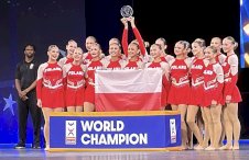 Zdjęcie zawodniczek na scenie z pucharem