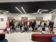 Zdjęcie grupowe - uczestnicy wymiany w sali Uniwersytetu Vizja w Warszawie