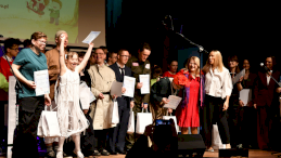 Na zdjęciu widać laureatów XV Dni Osób z Niepełnosprawnościami Miasta Legionowo i Powiatu Legionowskiego w kategorii teatr