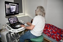 Na zdjęciu lekarka wykonująca pacjentce badanie usg piersi