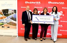 Wręczenie symbolicznego czeku z dofinansowaniem