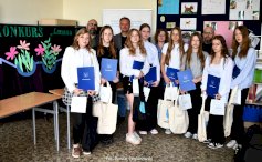 Zdjęcie grupowe osób nagrodzonych podczas konkusu