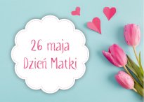Grafika, niebieskie tło, po lewej na białej chmurce napis 26 maja Dzien Matki, po prawej różowe tulipany.