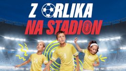Grafika z trójką dzieci piłkarzy ubranych w żółte podkoszulki a tle stadionu z napisem biały: z orlika, czerwono: na stadion