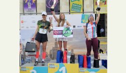 Zdjęcia zawodników na podium, Klaudia na 1. miejscu