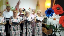 Zespół Młodzież 50+ podczas wystepu w DPS Kombatant