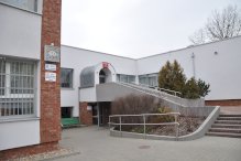 Budynek Powiatowego Zespołu Szkół i Placówek Specjalnych w Legionowie przy ul. Jagiellońskiej 69, widok od wejścia głownero.