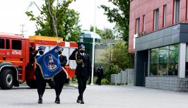 Powiększ obraz:Strażacy ze sztandarem - Zdjęcie nr12