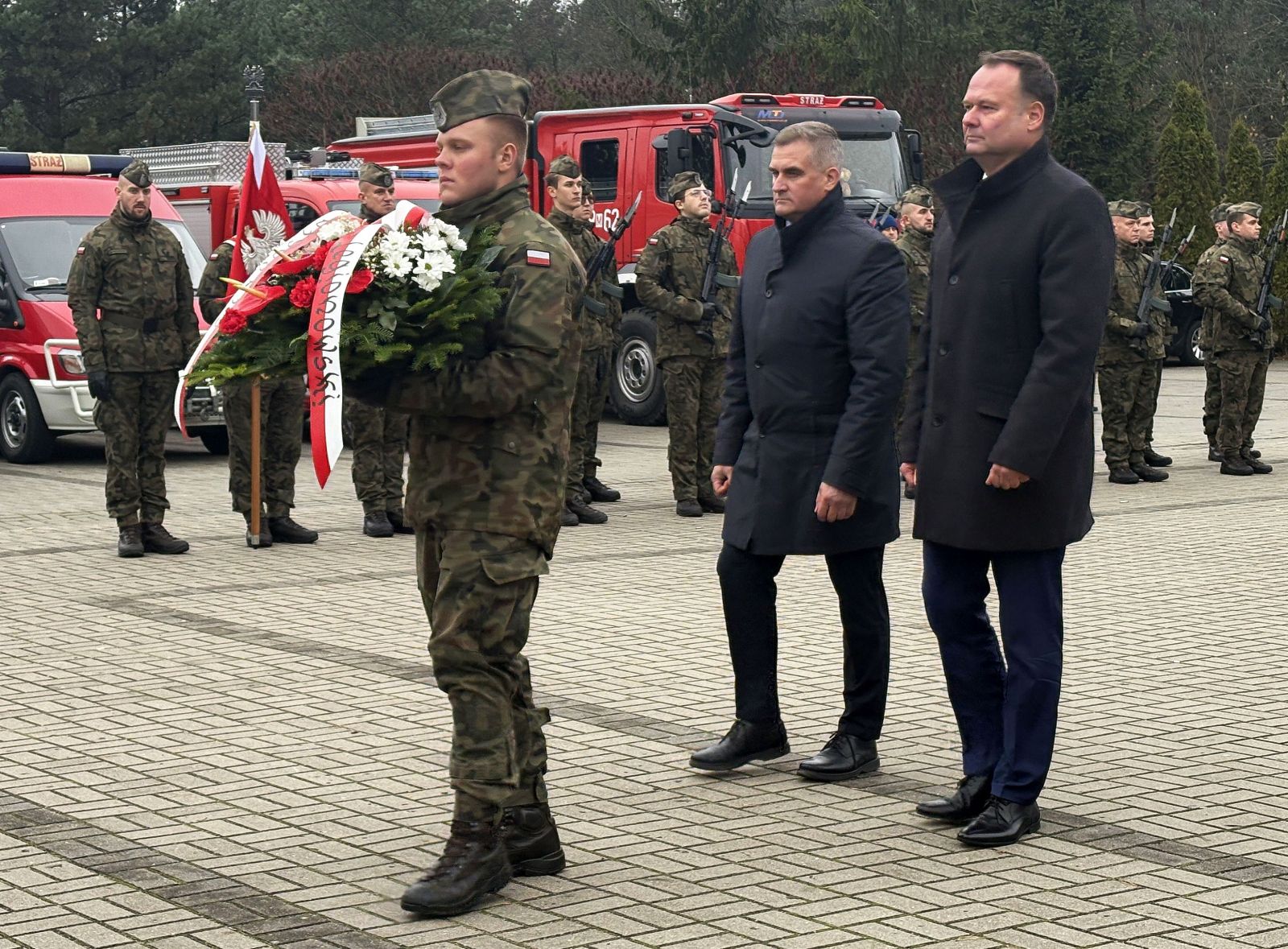 Delegacja Powiatu Legionowskiego składa kwiaty pod pomnikiem w Janówku Pierwszym