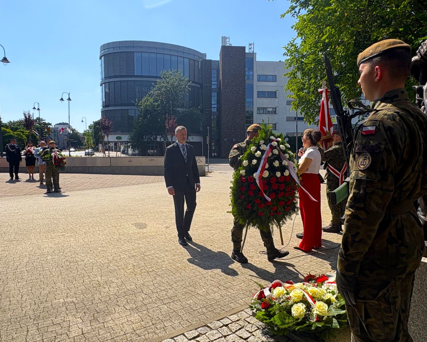 Przewodniczący Rady Powiatu Tomasz Talarski podczas składania kwiatów w Legionowie