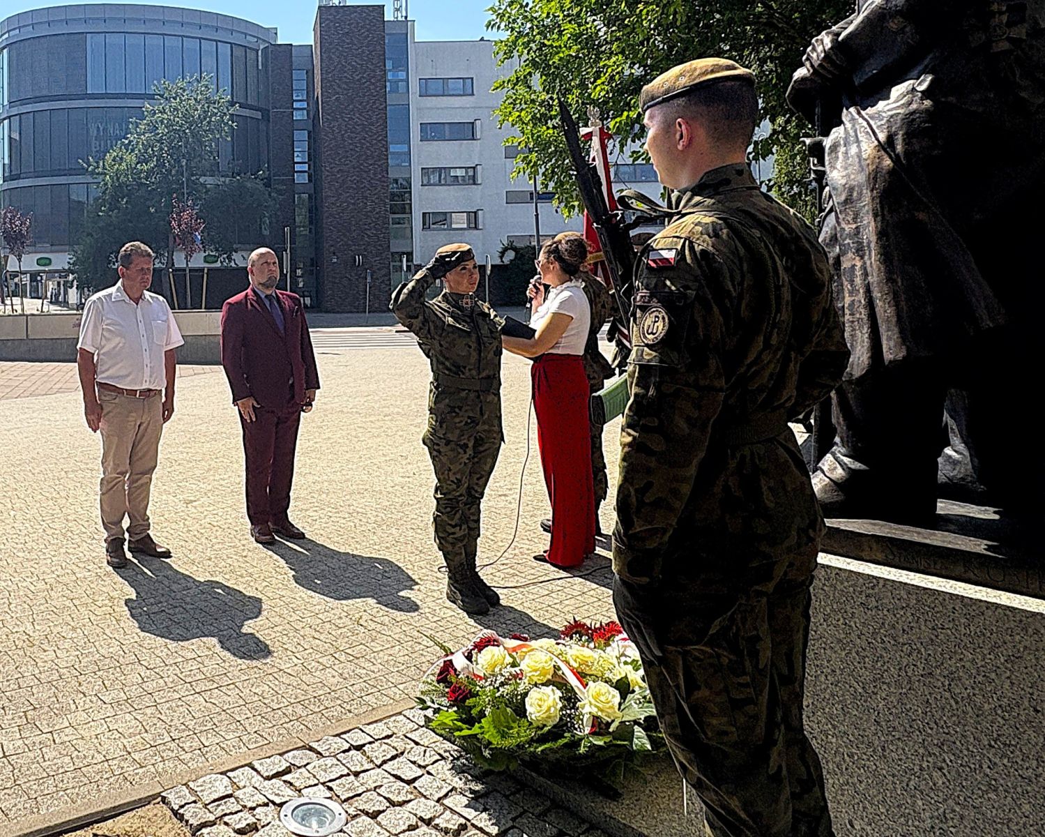 Straosta i wicestarosta podczas składania kwiatów pod pomnikiem marsz. J. Piłsudskiego