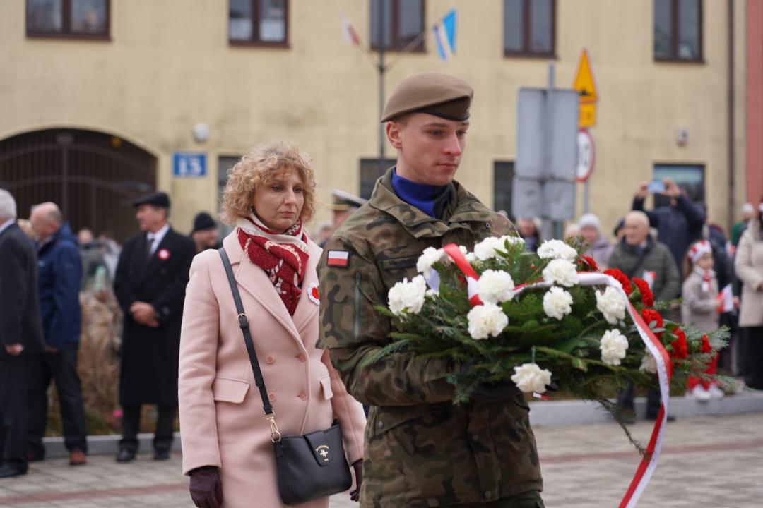 Radna Olga Wierzbicka składa kwiaty w Serocku