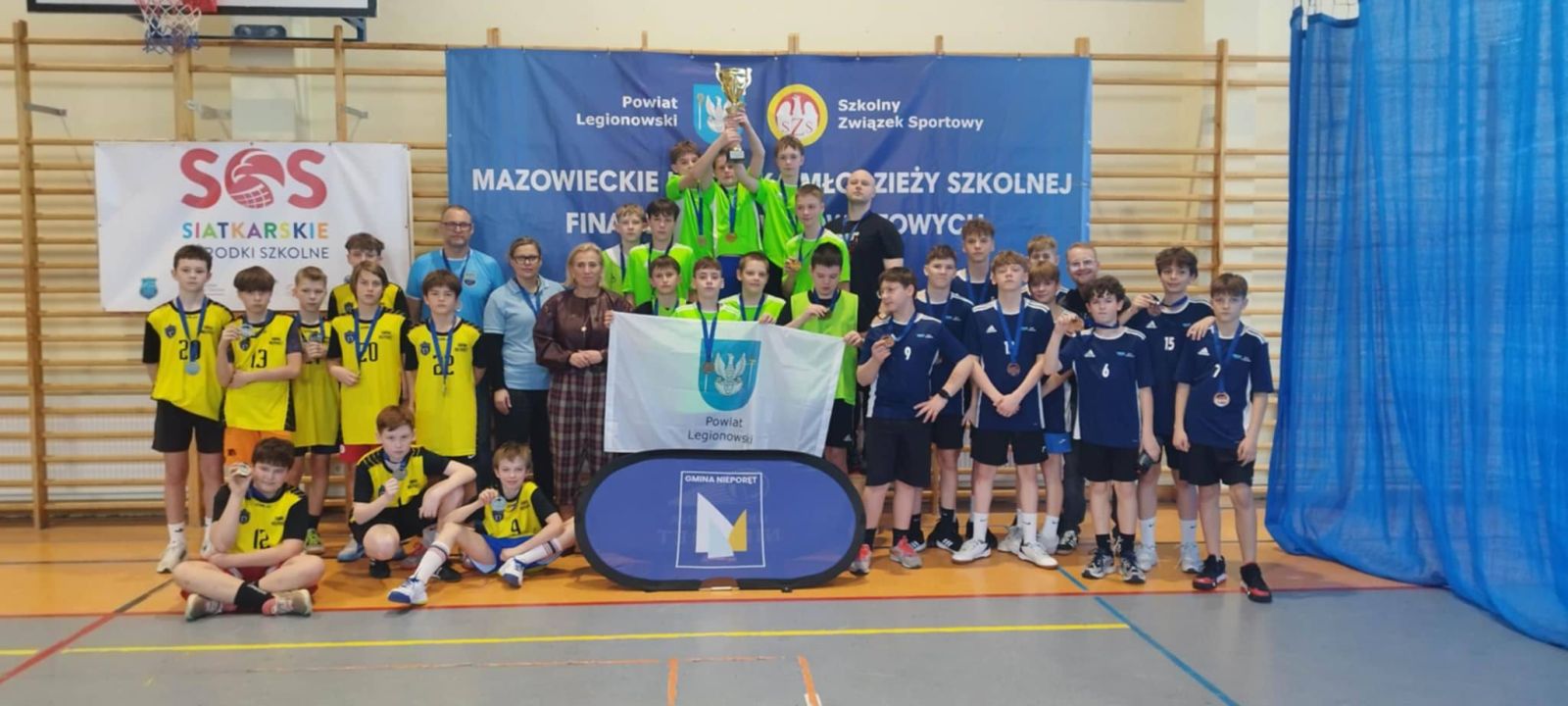 Drużyny siatkarskie chłopców na podium