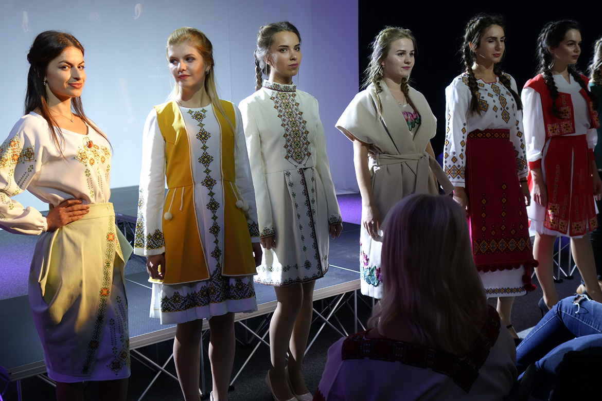 Modelki w tradycyjnych strojach z regionu Huculszzyzny podczas pokazu w Poczytalni w Legionowie