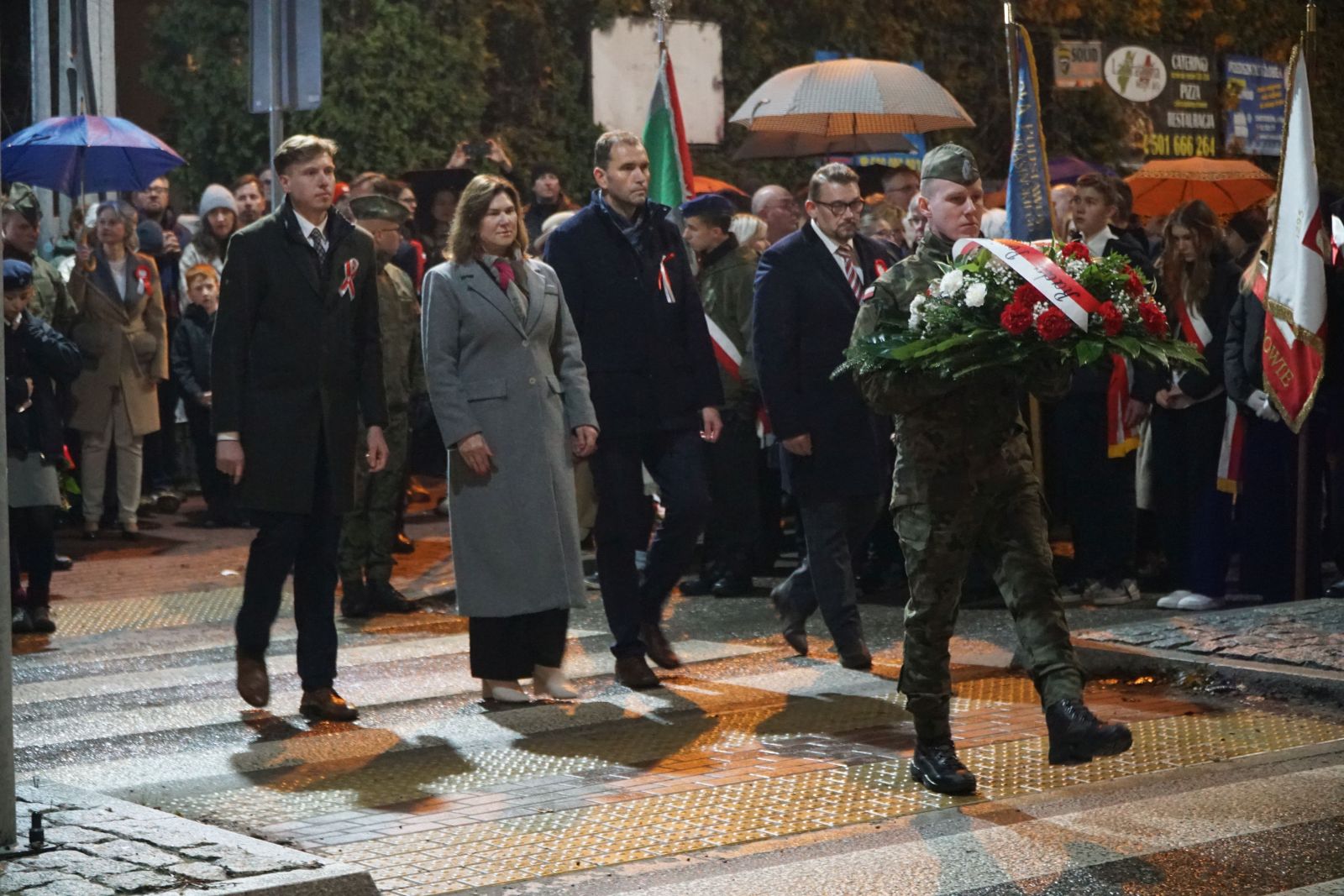 Delegacja Powiatu Legionowskiego składa kwiaty w Chotomowie