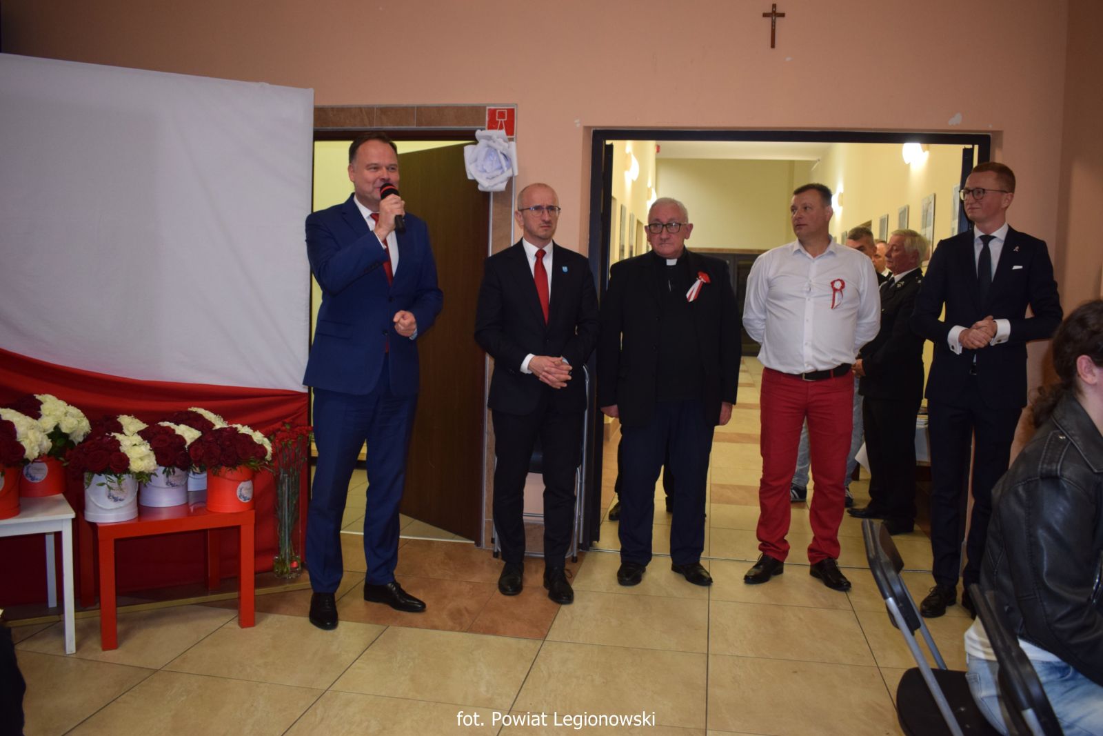 Na zdjęciu członek Zarządu Powiatu Legionowskiego przemawiający podczas patriotycznego obiadu w towarzystwie z pozostałymi zaproszonymi gośćmi