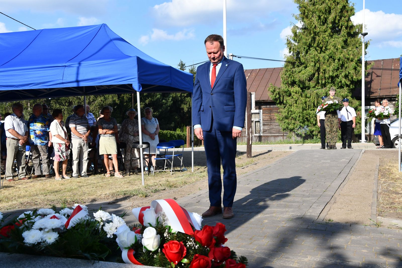 Członek Zarządu Powiatu Marcin Fabisiak podczas składania wieńca