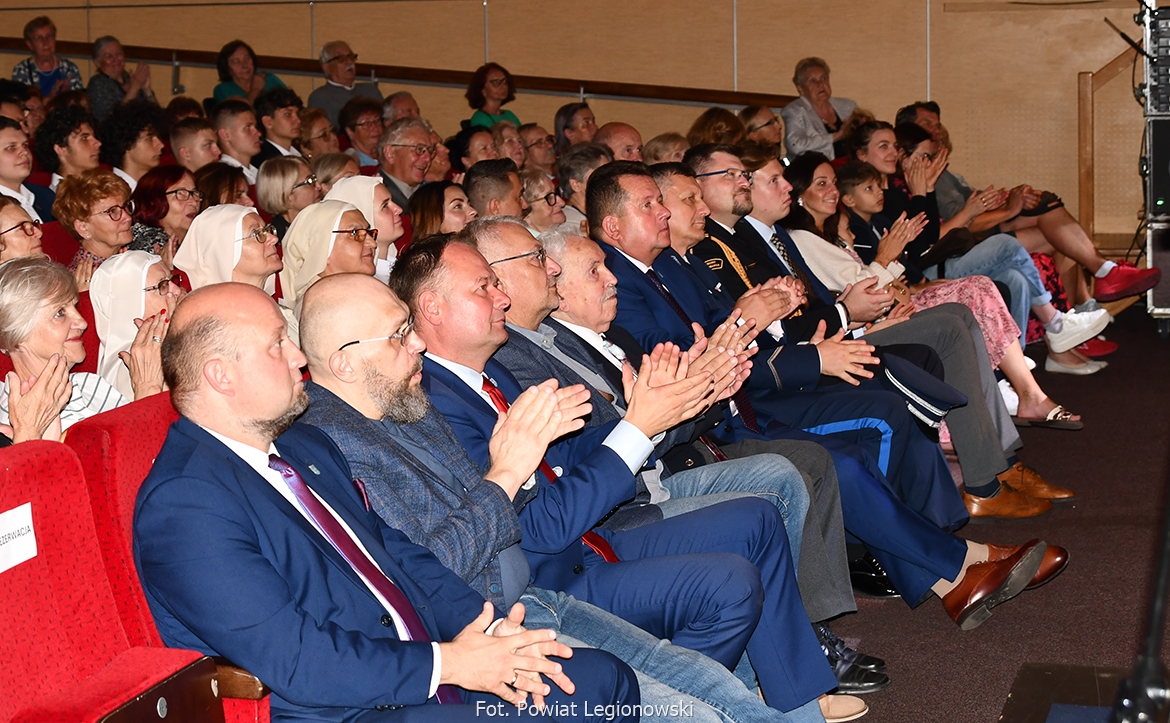 Sala legionowskiego ratusza byłą wypełniona po brzegi publicznością