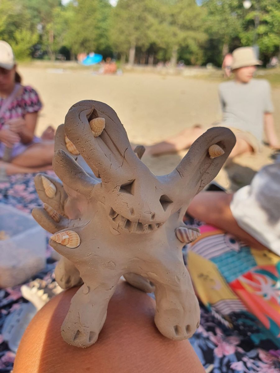 Zdjęcie przedstawia glinianego potwora morskiego, którego ulepił uczestnik letnich warsztatów ceramicznych