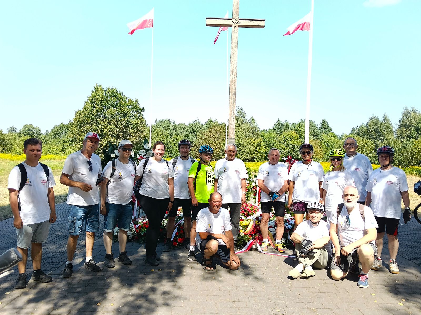 Grupa rowerzystów z legionowa dotarła do Ossowa i zapalili znicz pod krzyżem