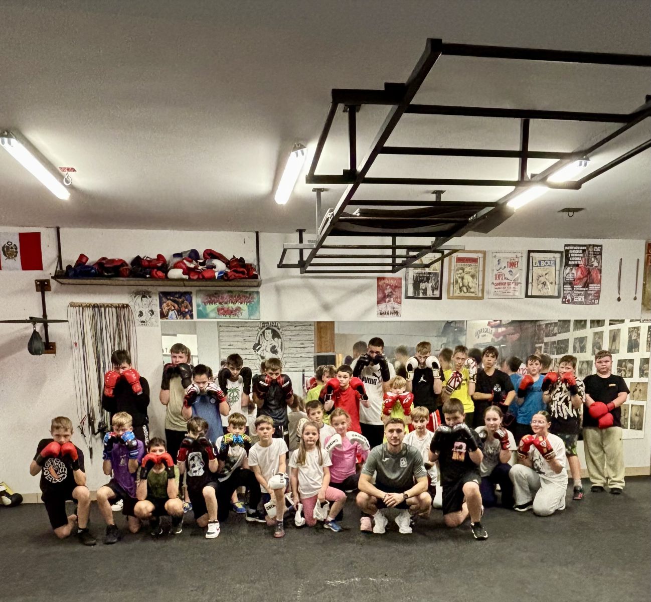 fot. Zdjęcie grupowe dzieci i młodzieży w Klubie Sportowym Aligancki BOKS