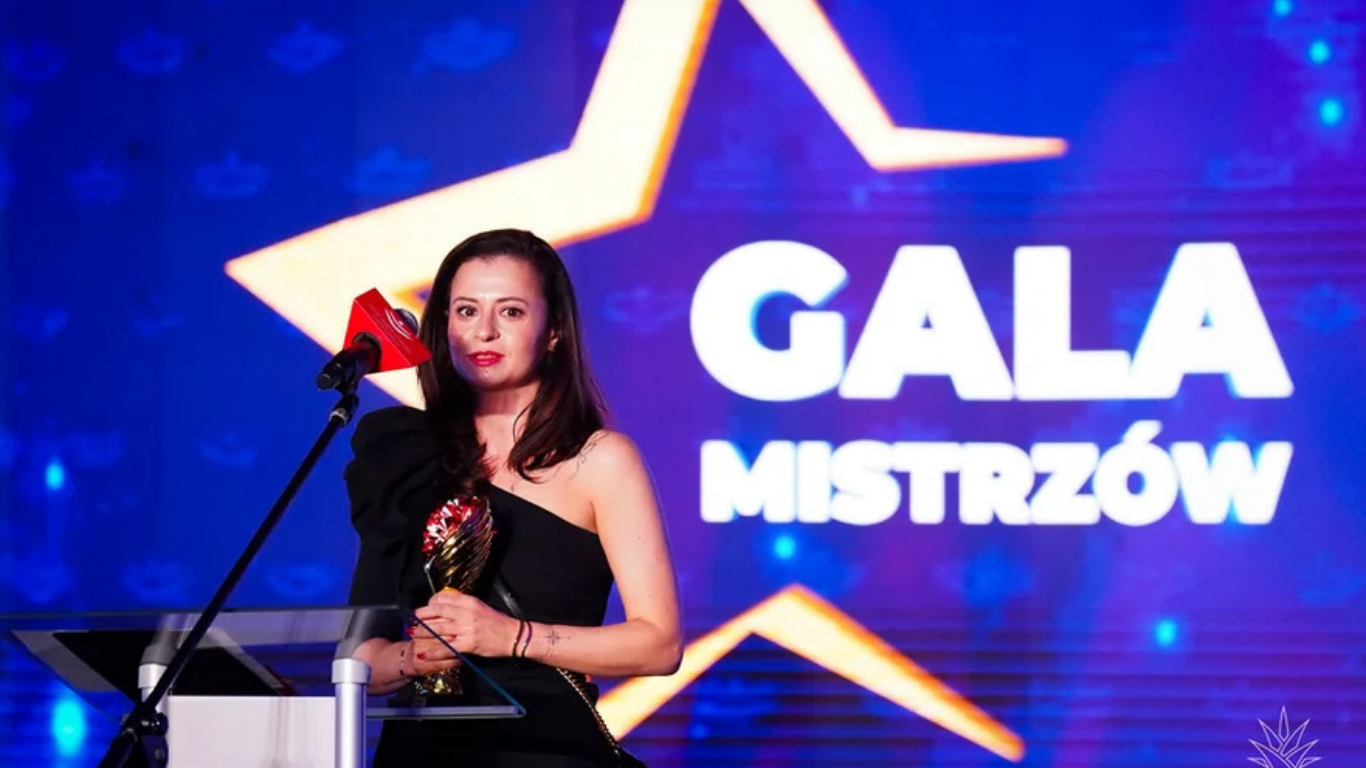 Nagrodzona trenerka na niebieskiej ściance